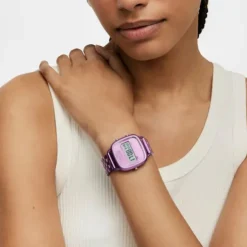 Relógio digital com bracelete em aço em cor fúcsia D-Logo